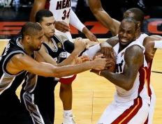 竞彩网-勒布里斯防守(勒布朗几次防守一阵)