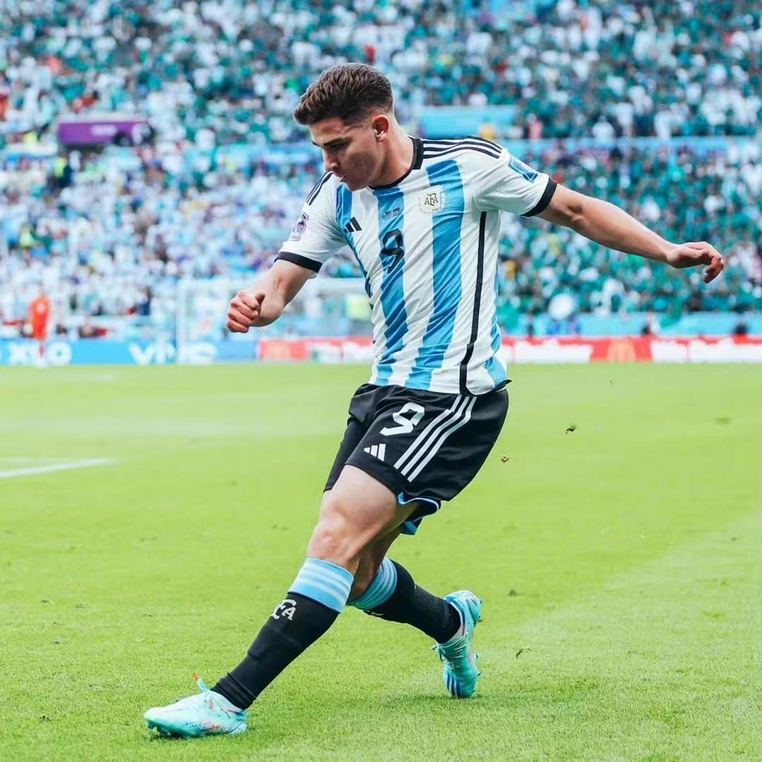 竞彩足球-关于阿尔瓦雷斯不高为啥打中锋的信息